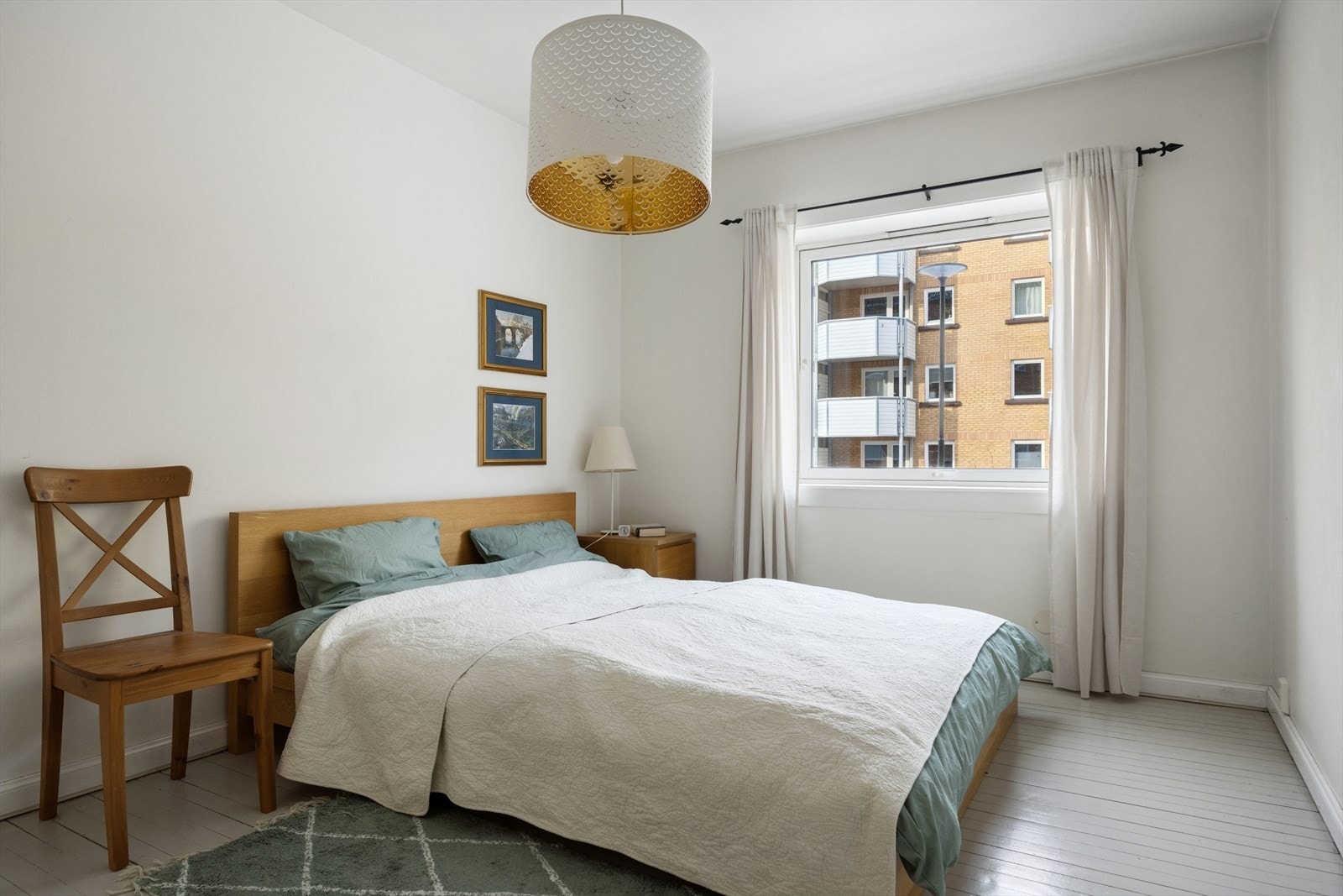 Et stort vindu gir godt med lys inn i hovedsoverommet. Galleribilde