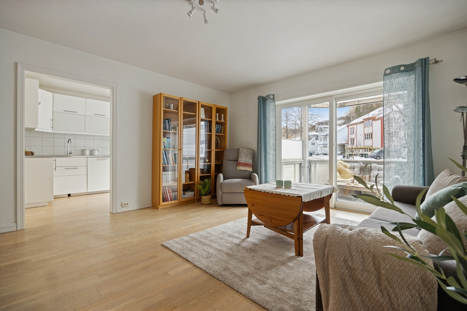 Leiligheten har en åpen og sosial planløsning mellom stue og kjøkken. Galleribilde