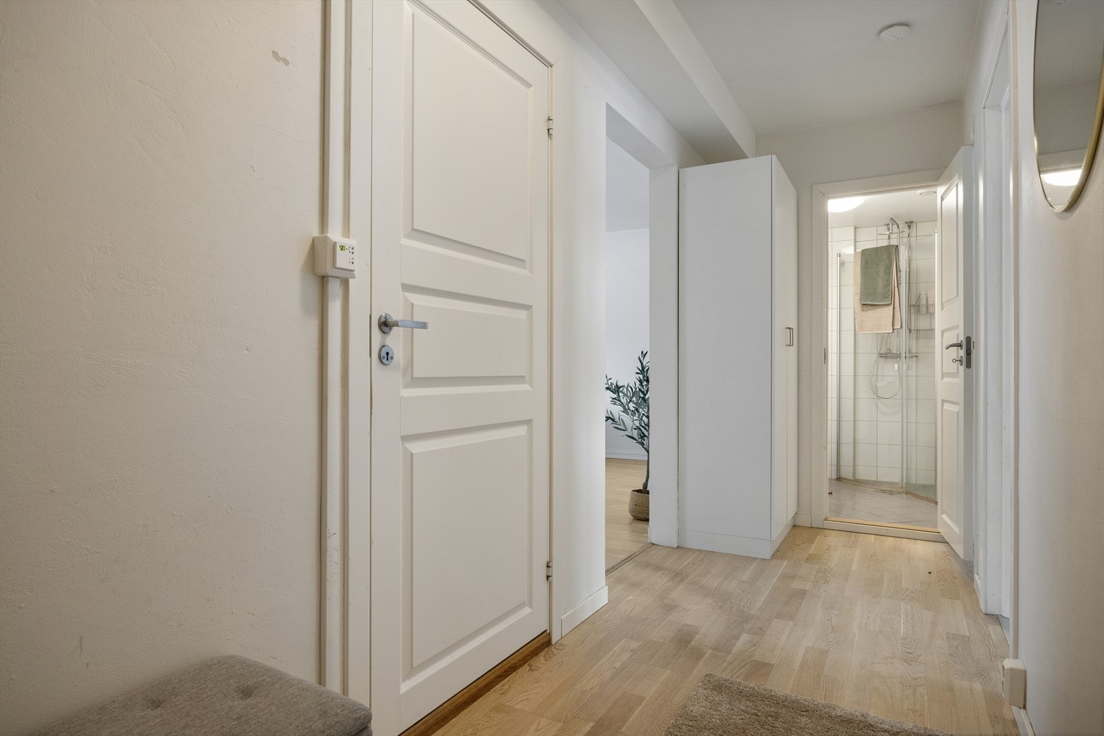 Gjennomgående lyse overflater og parkett på gulv i oppholdsrommene. Galleribilde