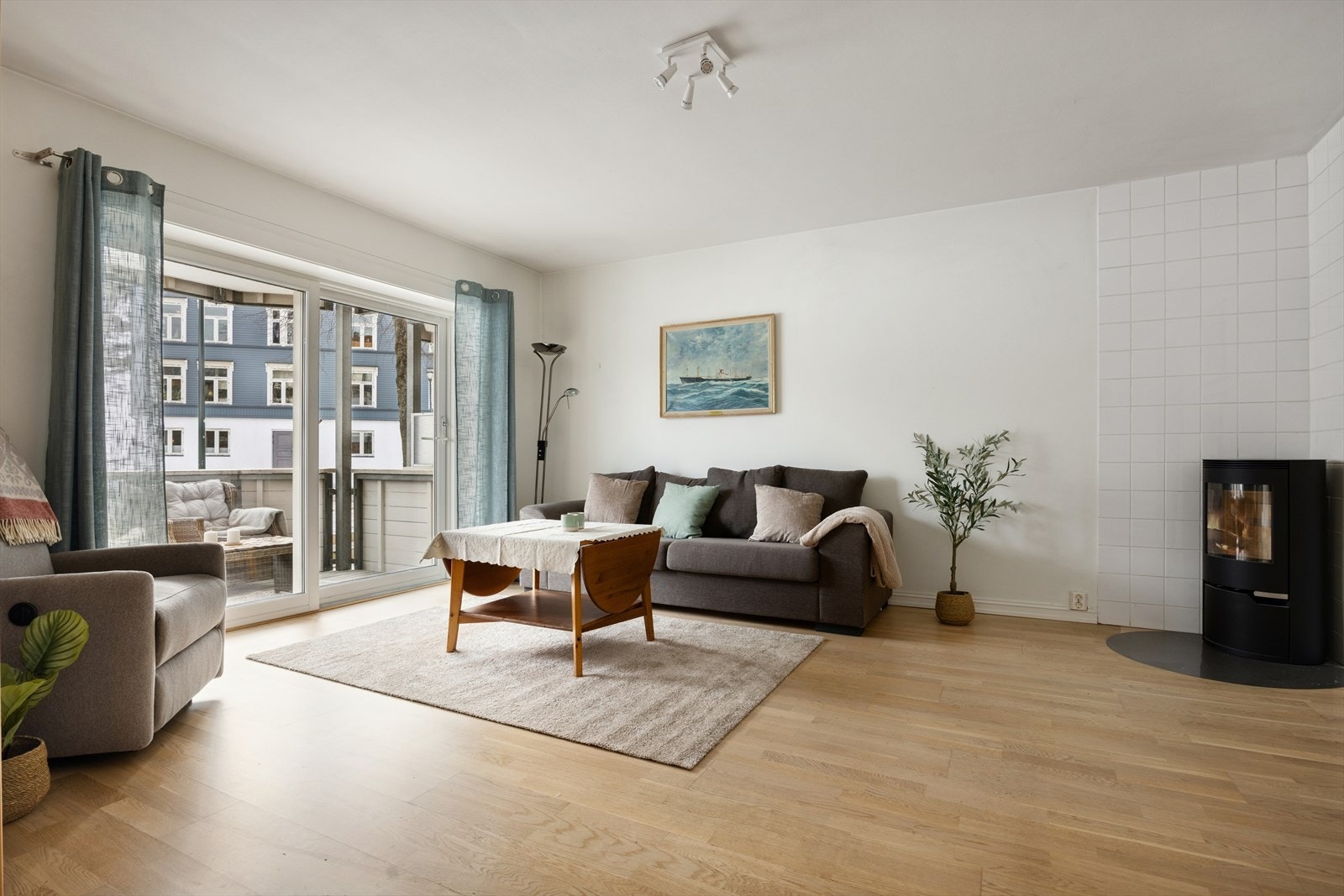 Stuen er leilighetens sentrale samlingspunkt, med god plass til sofagruppe. Galleribilde