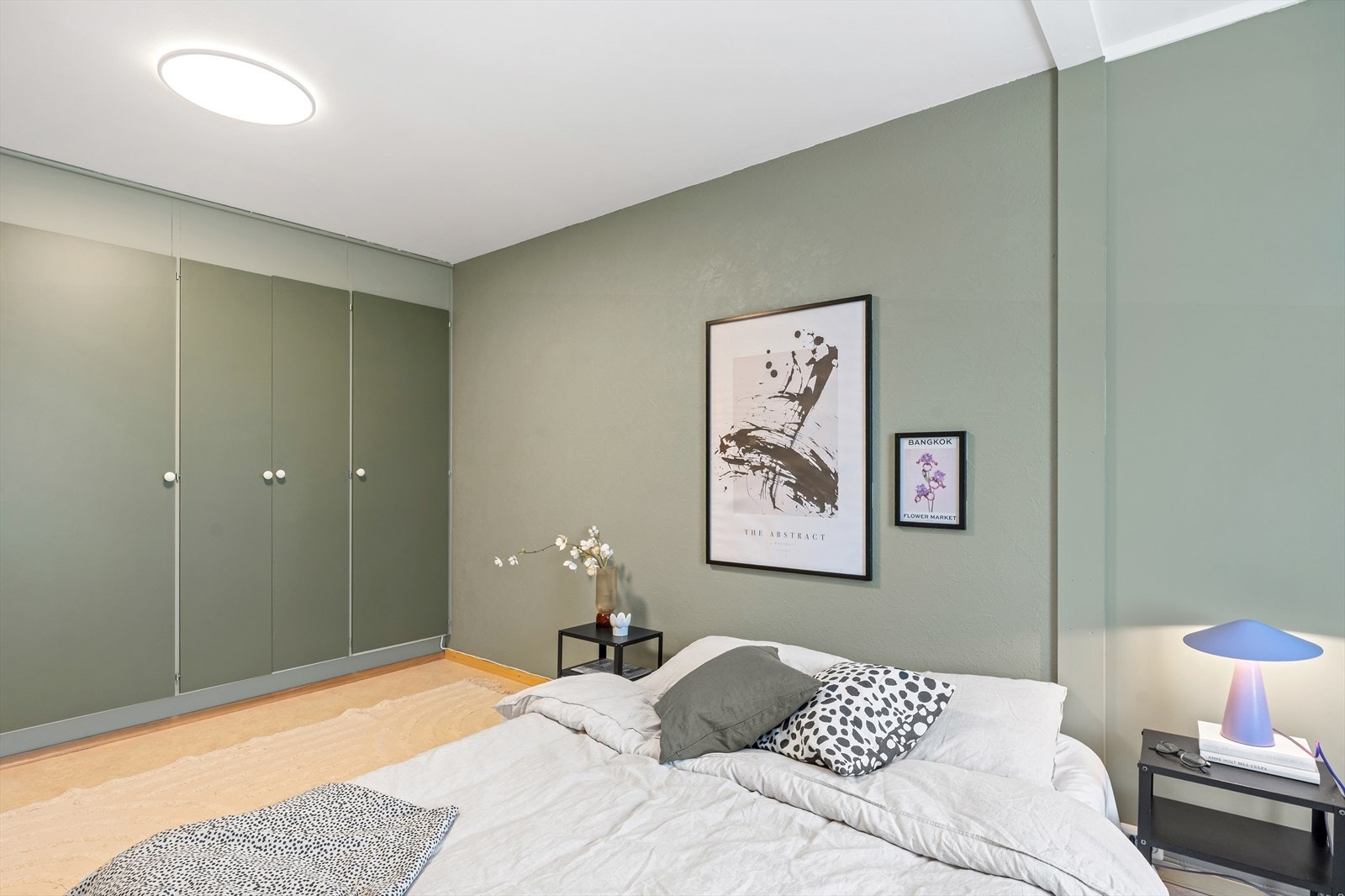 Innredet med praktisk garderobe som har rikelig med oppbevaringsplass. Galleribilde