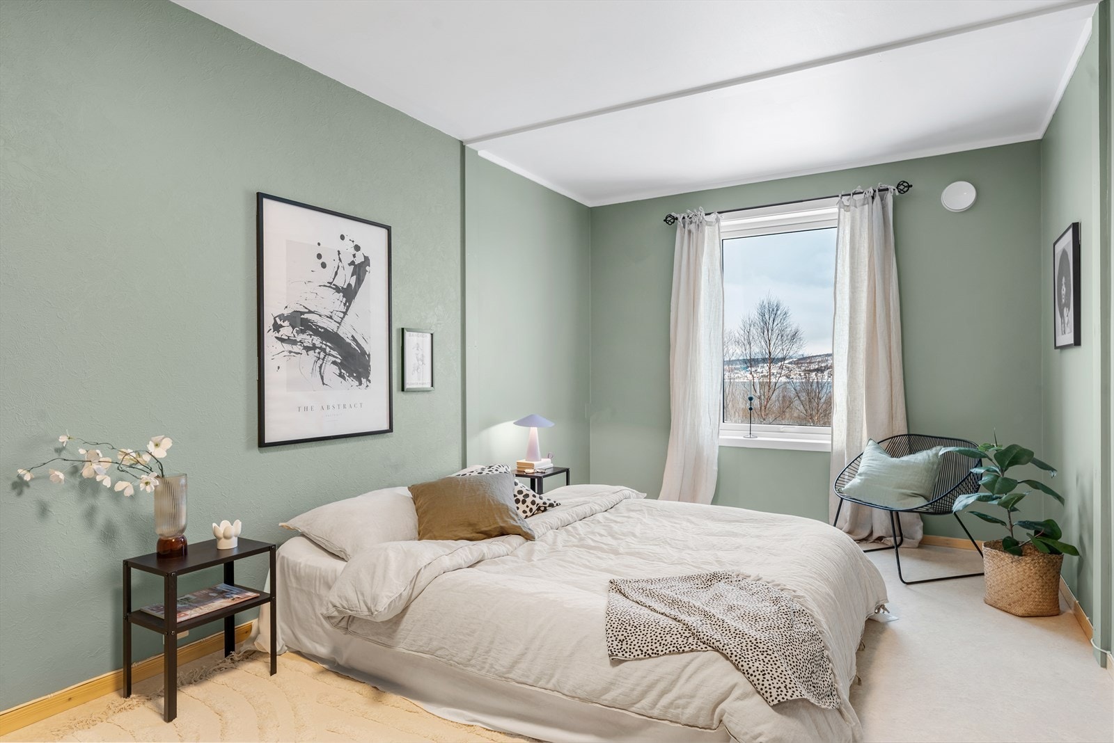 Romslig soverom med god plass til stor seng og annet ønsket møblement. Galleribilde