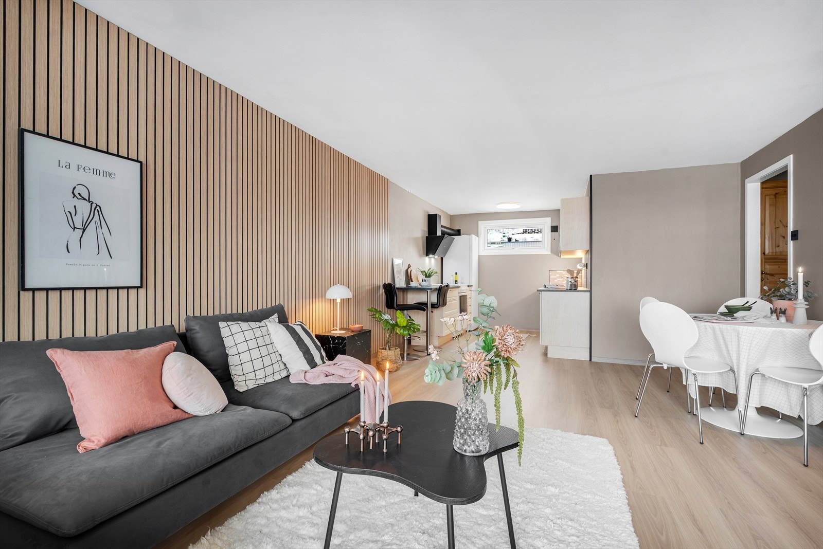 Pen og gjennomført stue med behagelige farger og tidsriktige detaljer. Galleribilde