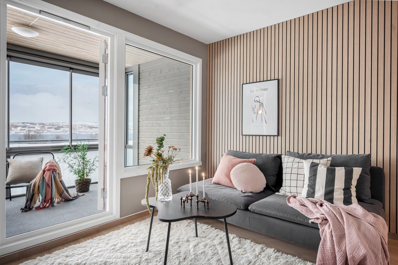 Fra stuen har du direkte adkomst til lun innglasset balkong. Galleribilde