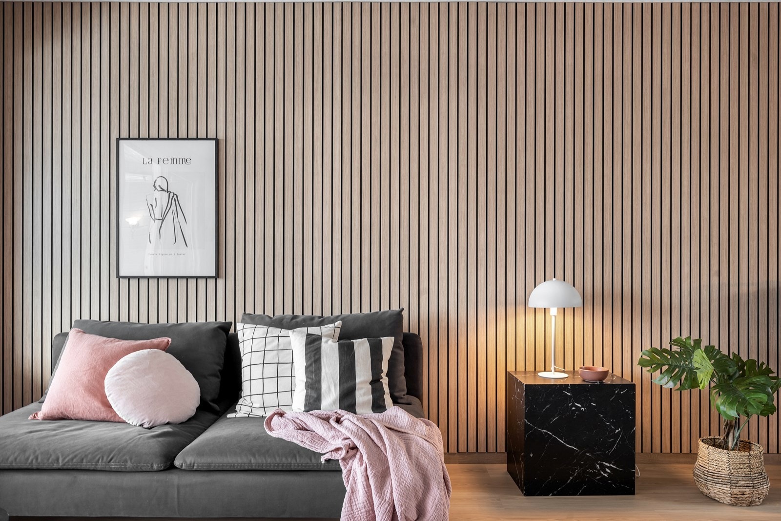 Med spilevegg på den ene veggen får stuen et elegant og tidsriktig preg. Galleribilde