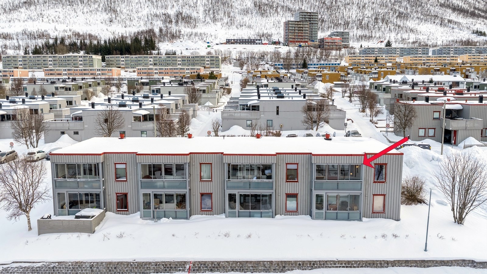 Svært god intern beliggenhet på hjørnet av bygget, i en av de nederste rekkene i feltet. Galleribilde