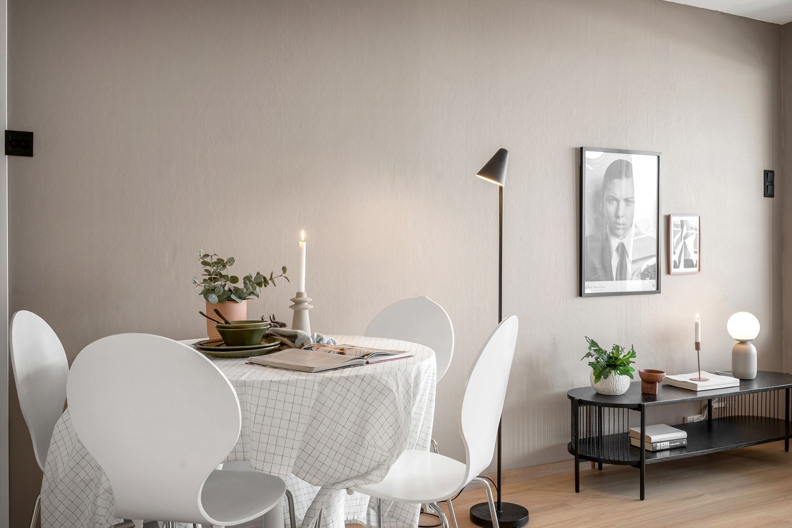 Spisegruppen finner sin naturlige plass like ved kjøkkenet. Galleribilde