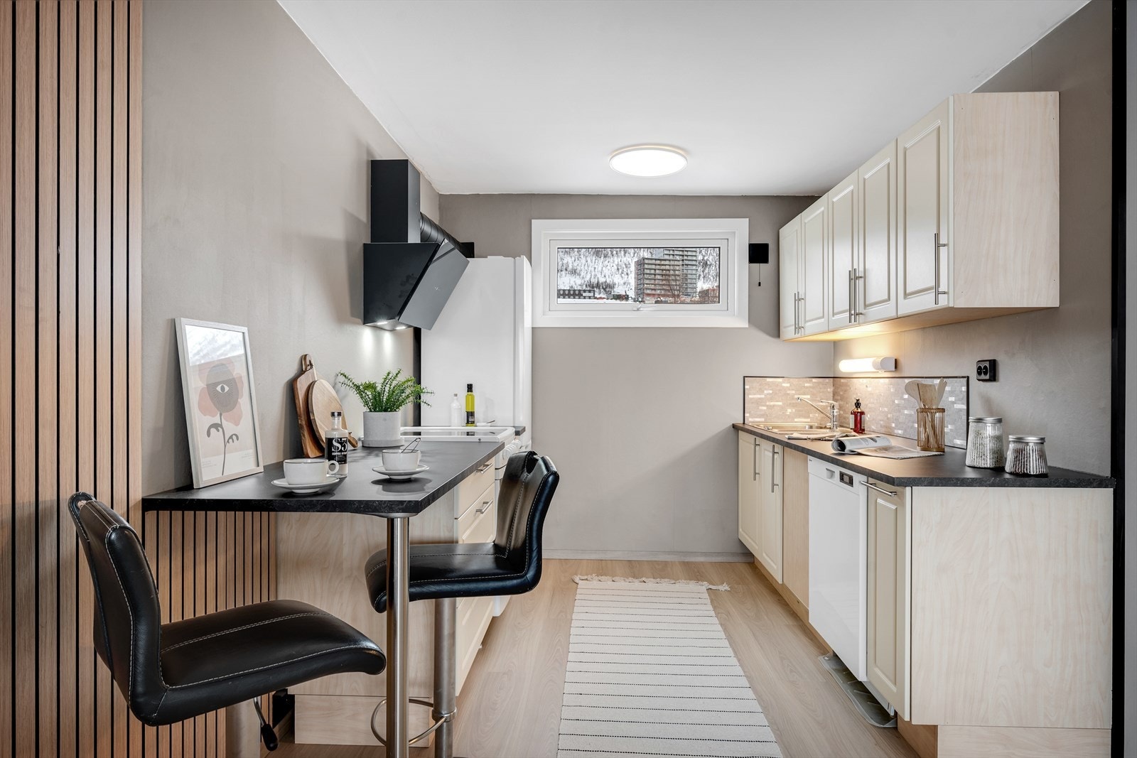 Flott kjøkken med profilerte fronter, samt godt med oppbevaringsplass. Galleribilde