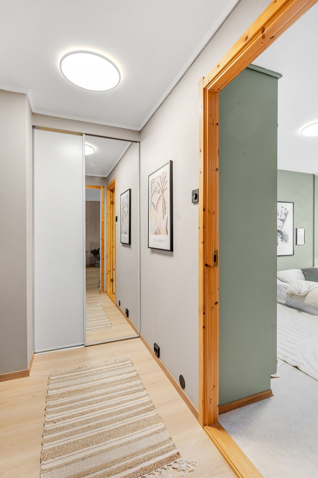 Entré med praktisk skyvedørsgarderobe med plass til oppheng av yttertøy. Galleribilde