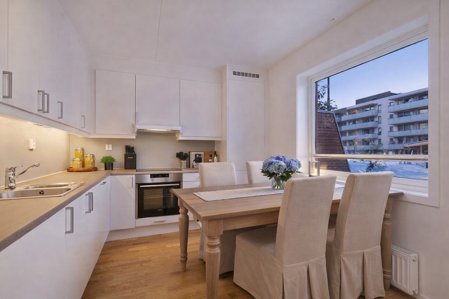 Kjøkkenet er utstyrt med integrerte hvitevarer. Herunder ovn, kjøl/frys, oppvaskmaskin og induksjon. Galleribilde