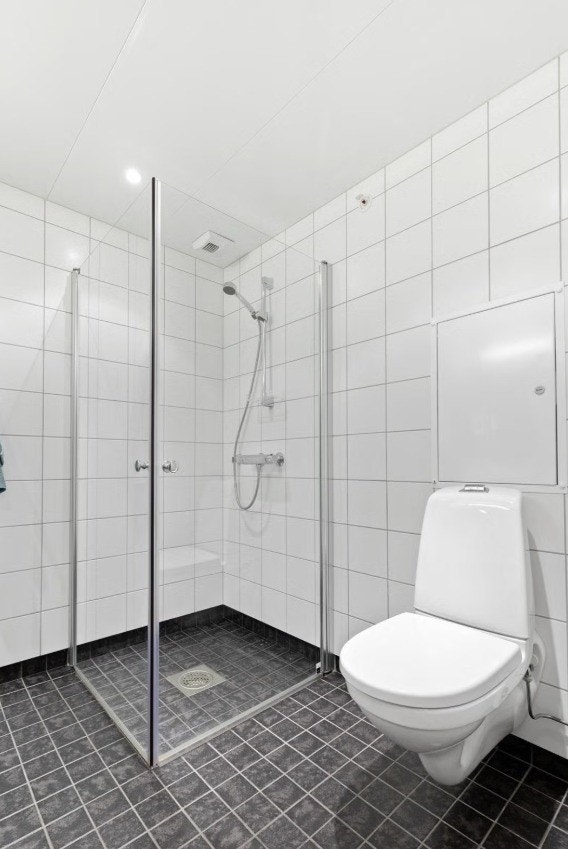Badet er utstyrt med innfellbare dusjdører Galleribilde