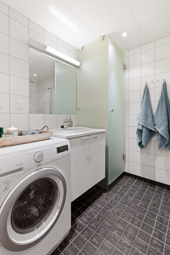 Badet har moderne fliser, varmekabler i gulv og plass til vask/tørk. Galleribilde