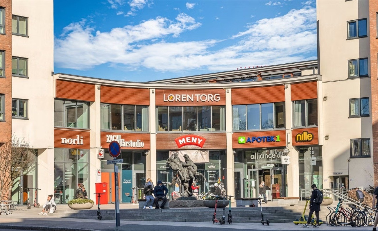 Løren Torg med dagligvare, apotek, bokhandel m.m. ligger kort gange fra boligen Galleribilde