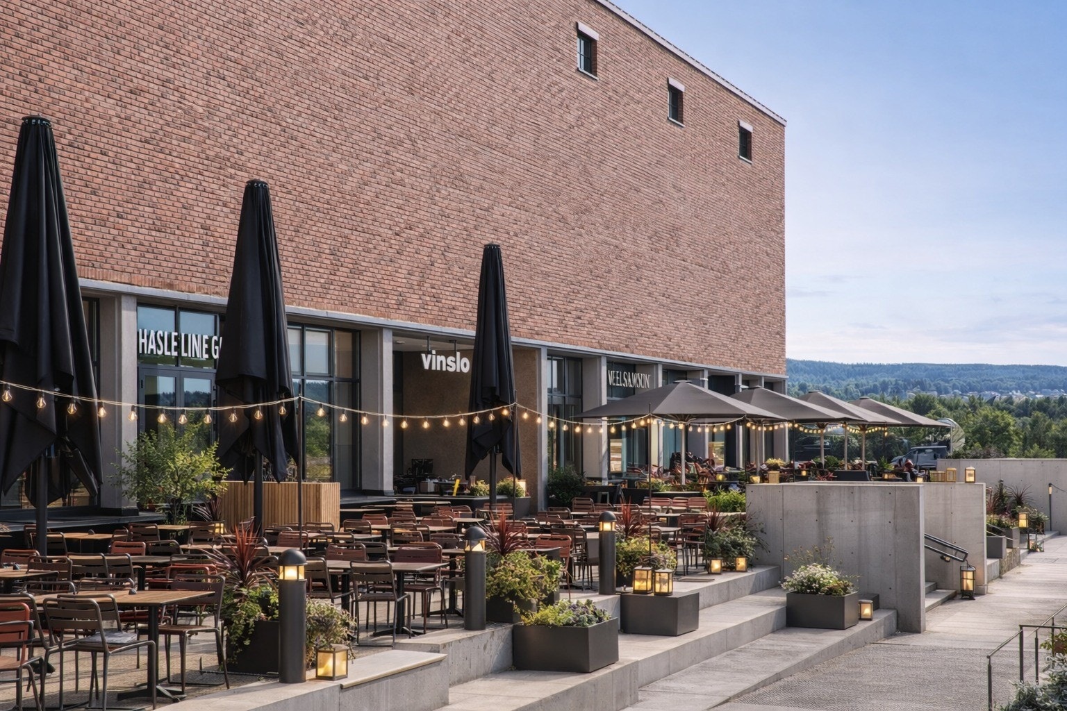 Vinslottet ligger like i nærheten med butikker, gastropub, caféer og uteservering om sommeren. Galleribilde