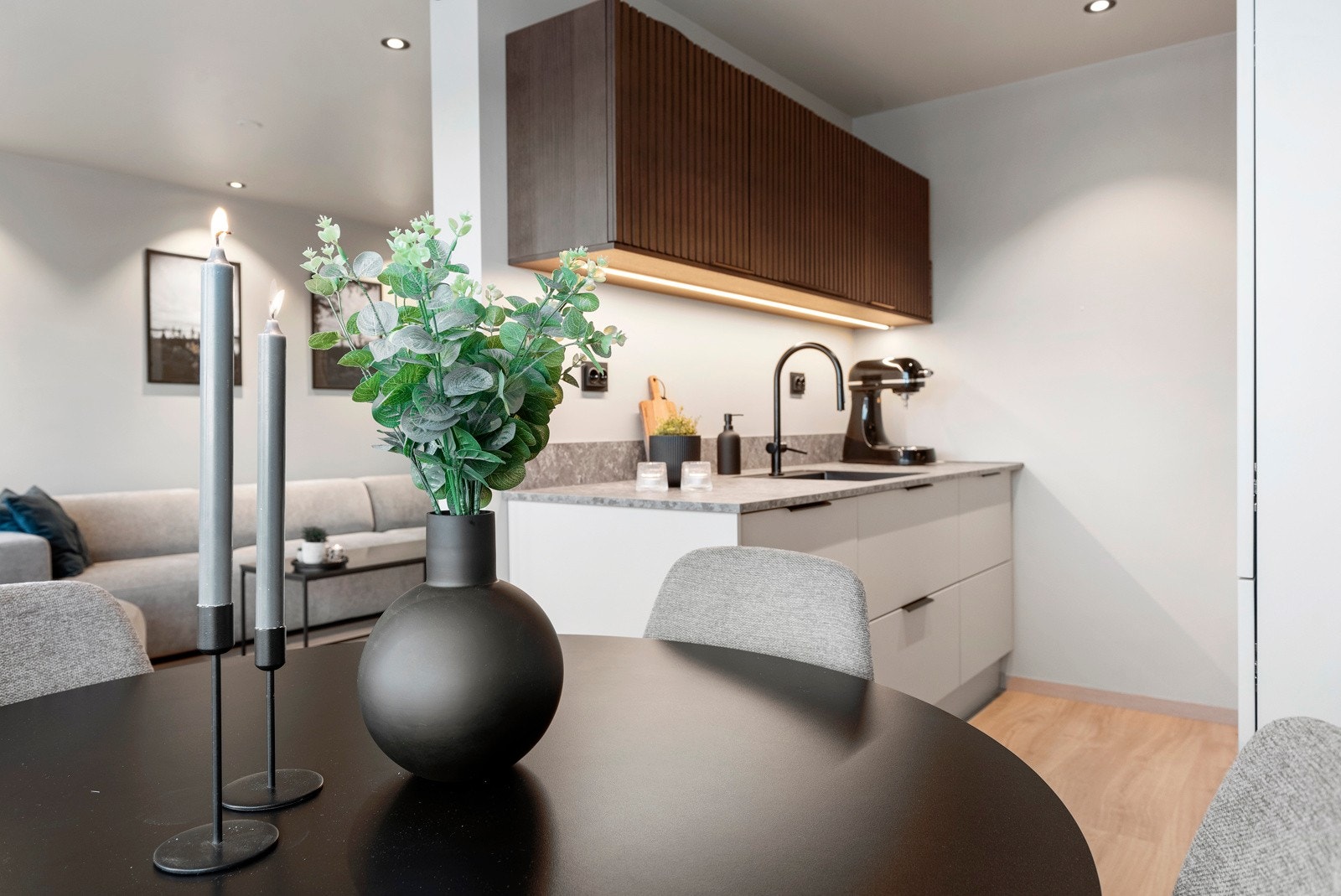 Kjøkkenet er naturlig adskilt fra stuen. Galleribilde