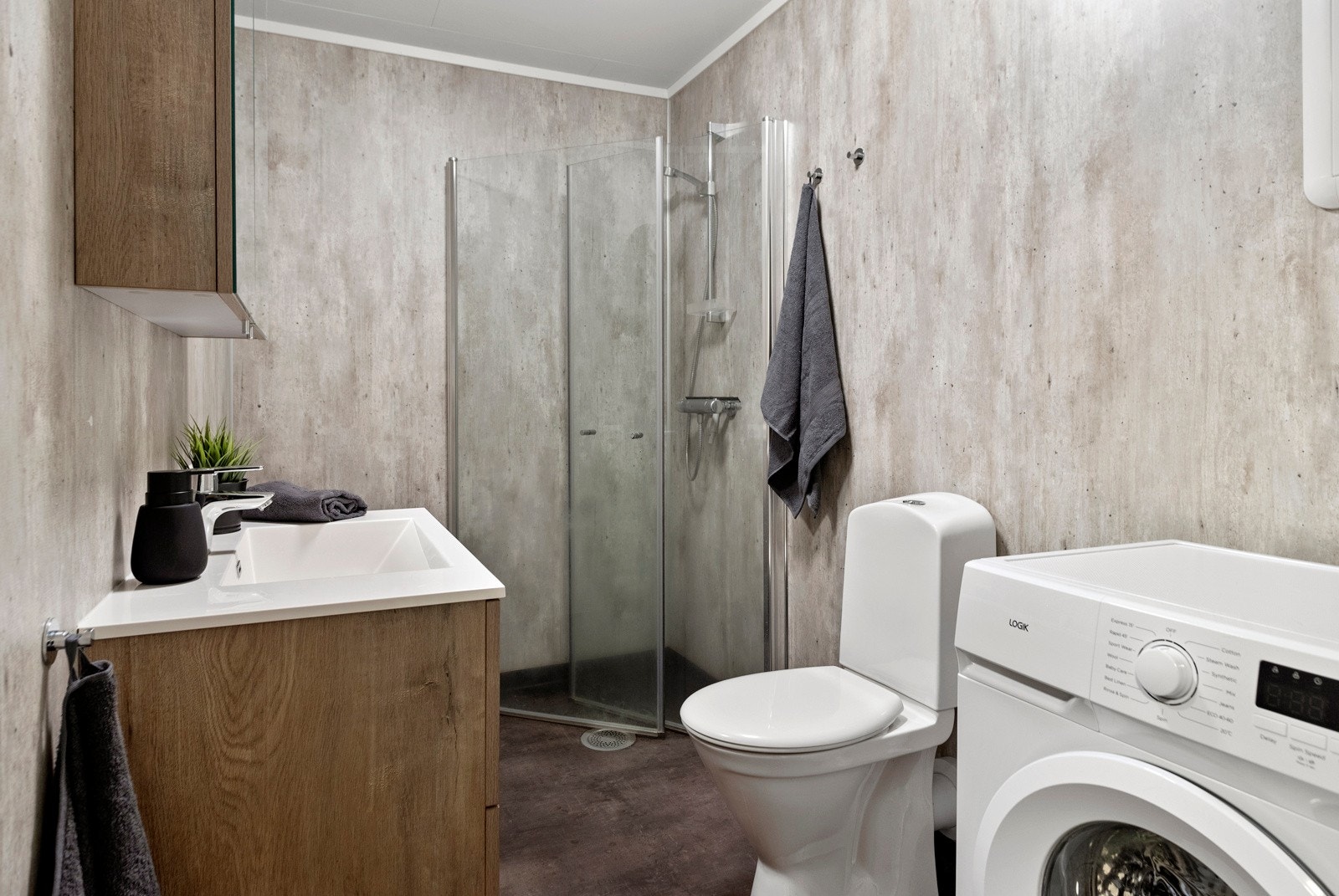 Delikat bad med moderne innredning. Badet ble pusset opp i 2022. Galleribilde