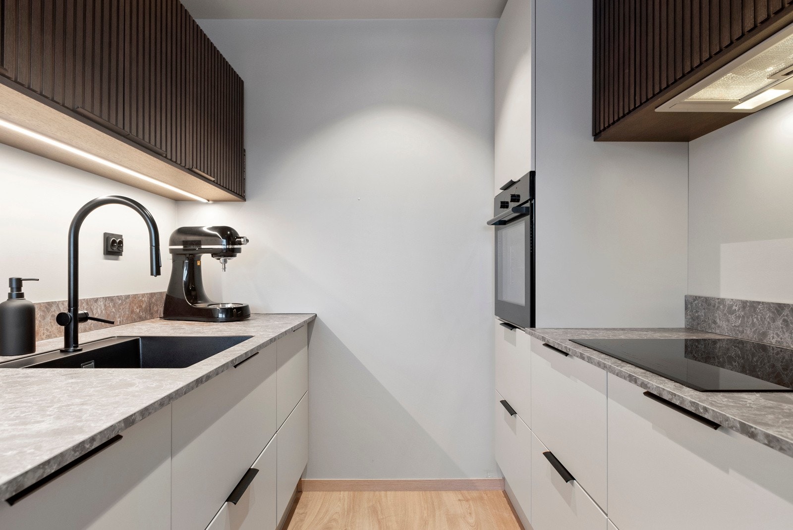 Integrerte hvitevarer medfølger i handelen (oppvaskmaskin, platetopp, stekeovn og kombi kjøl/fryseskap). Galleribilde