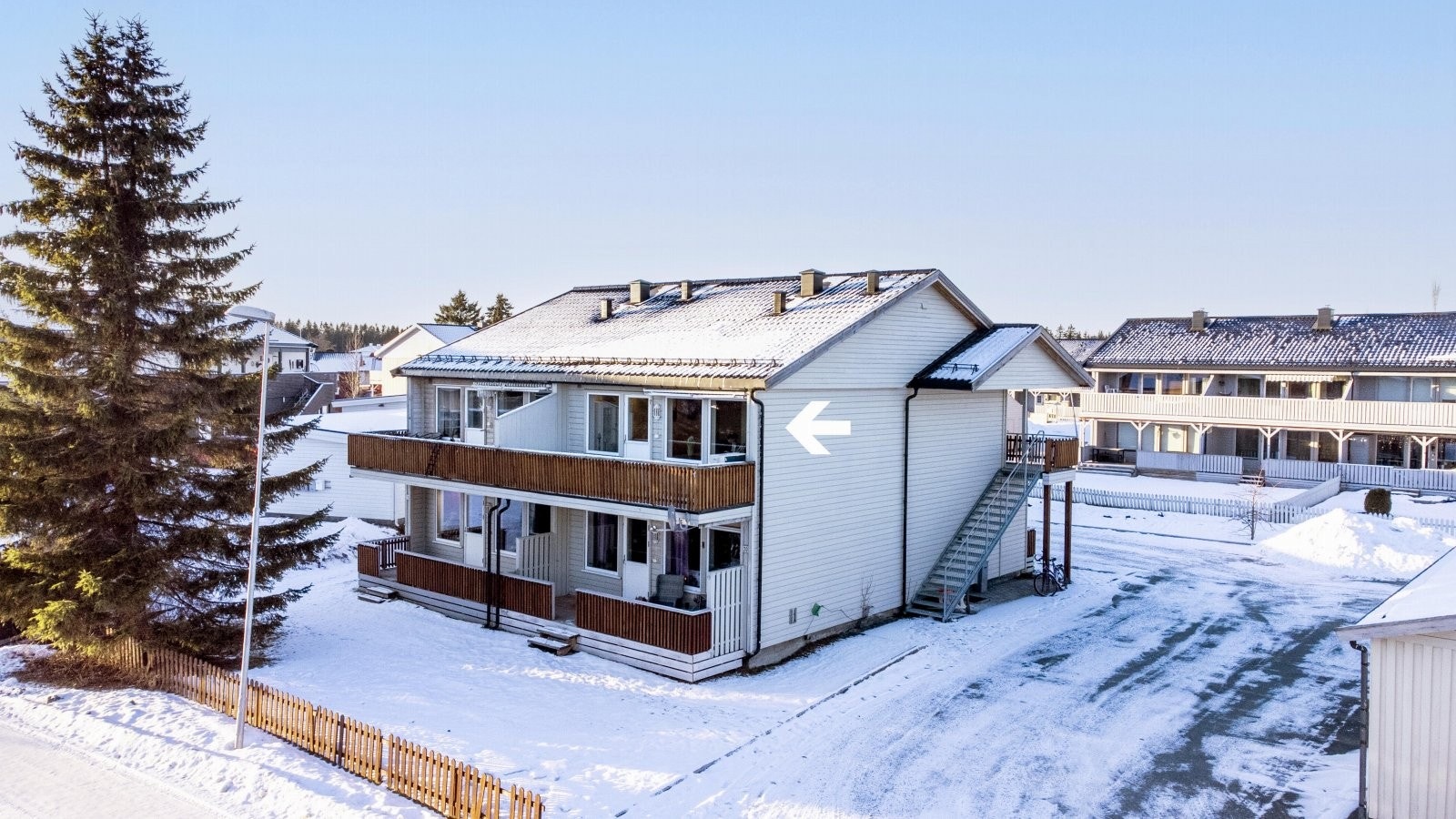 Leiligheten har en utmerket beliggenhet i "ytterkanten" av feltet, vendt mot et godt etablert og rolig nabolag. Galleribilde