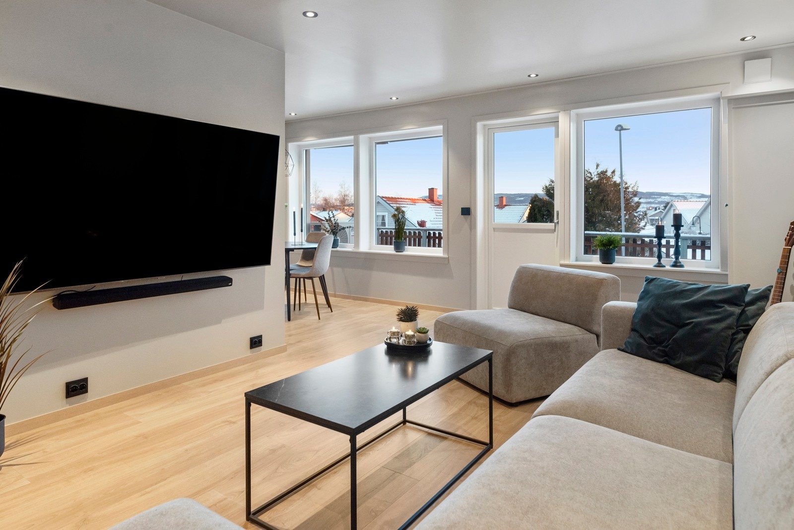 Store vinduer gir godt med naturlig lysinnslipp. Galleribilde