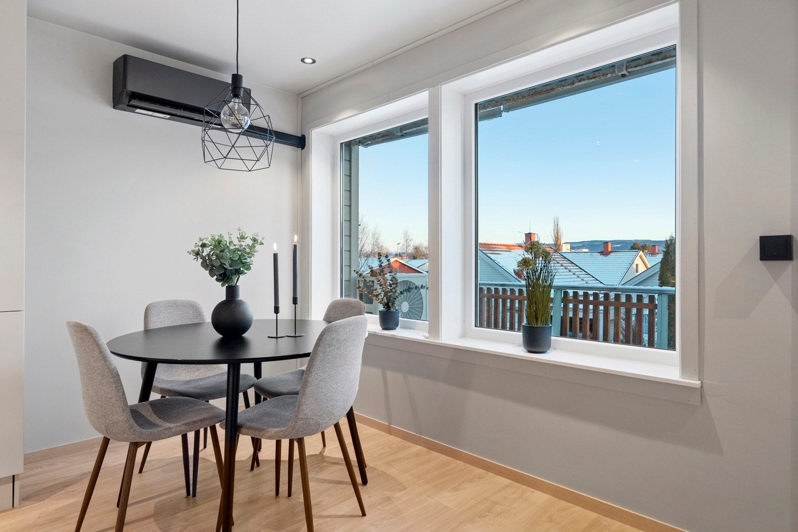 Luft til luft varmepumpe installert i 2025 gir behagelig oppvarming. Galleribilde