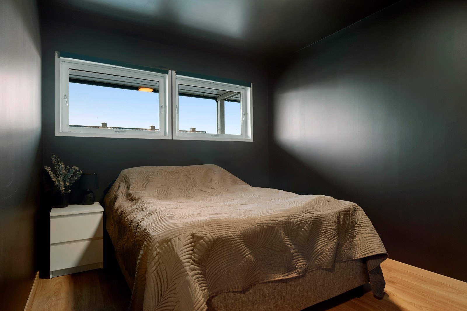 Romslig og lunt soverom med dempet og behagelig farge. Galleribilde