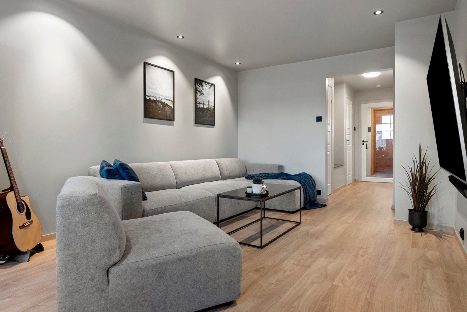 Åpen og innbydende stue med god plass til sofagruppe Galleribilde