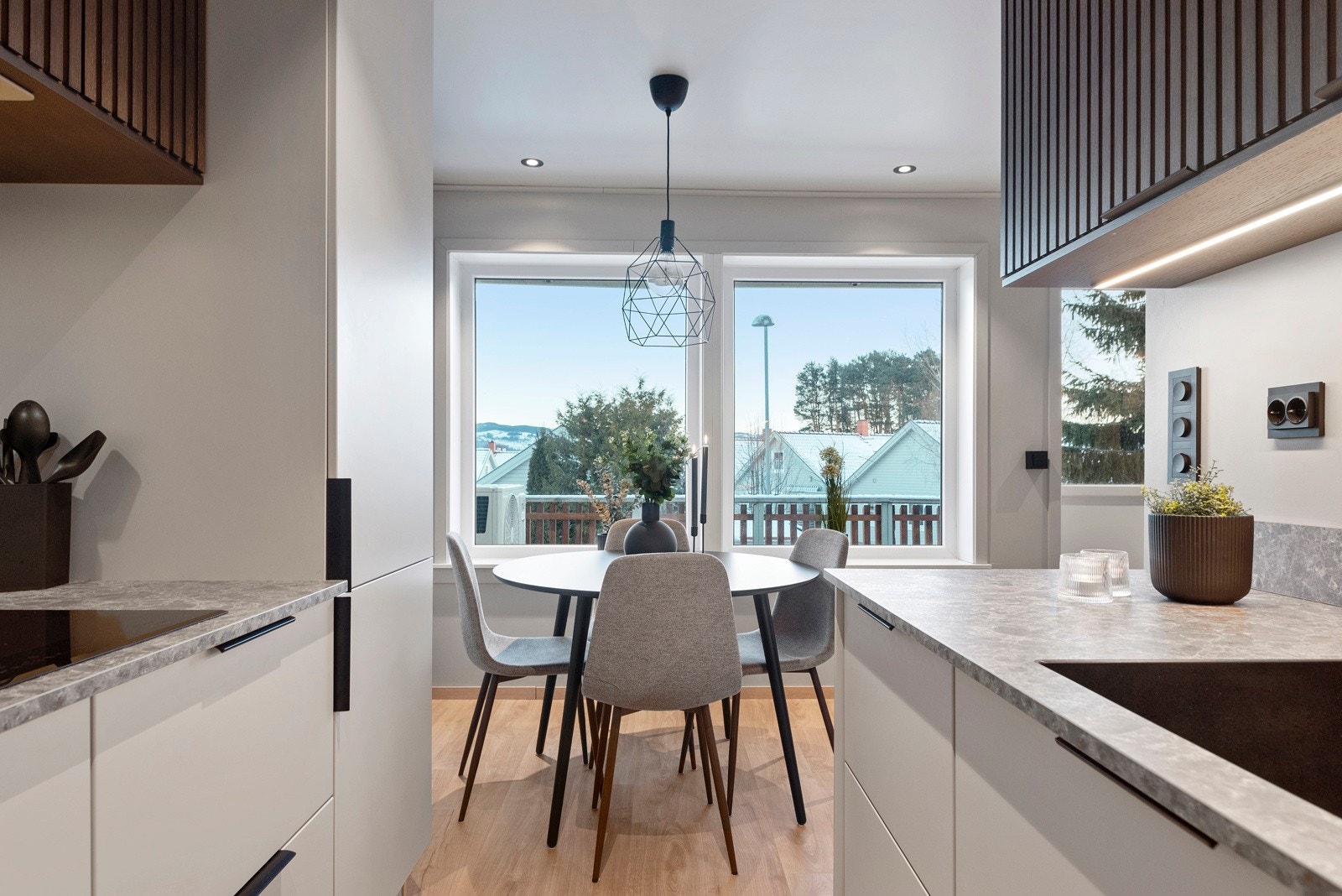 Hygglig spiseplass med flott utsyn (ingen innsyn fra nærliggende boliger). Galleribilde