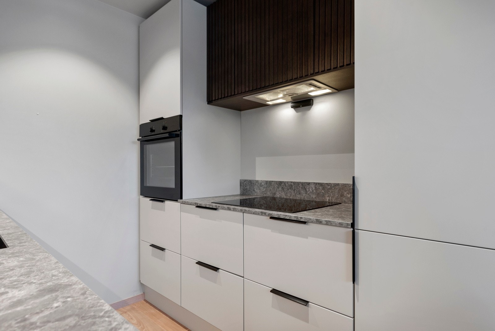 Funksjonell kjøkkeninnredning med helhetlig, lekkert design. Galleribilde