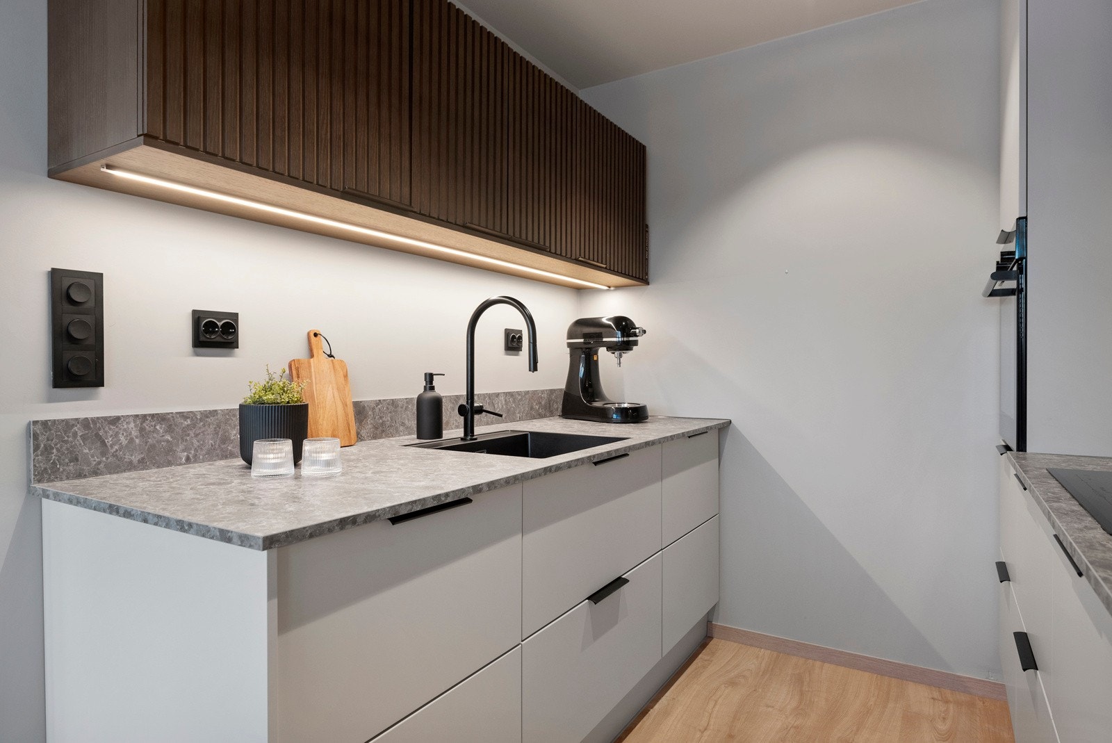 Tidløst kjøkken med gode arbeidsflater og rikelig med skapplass Galleribilde