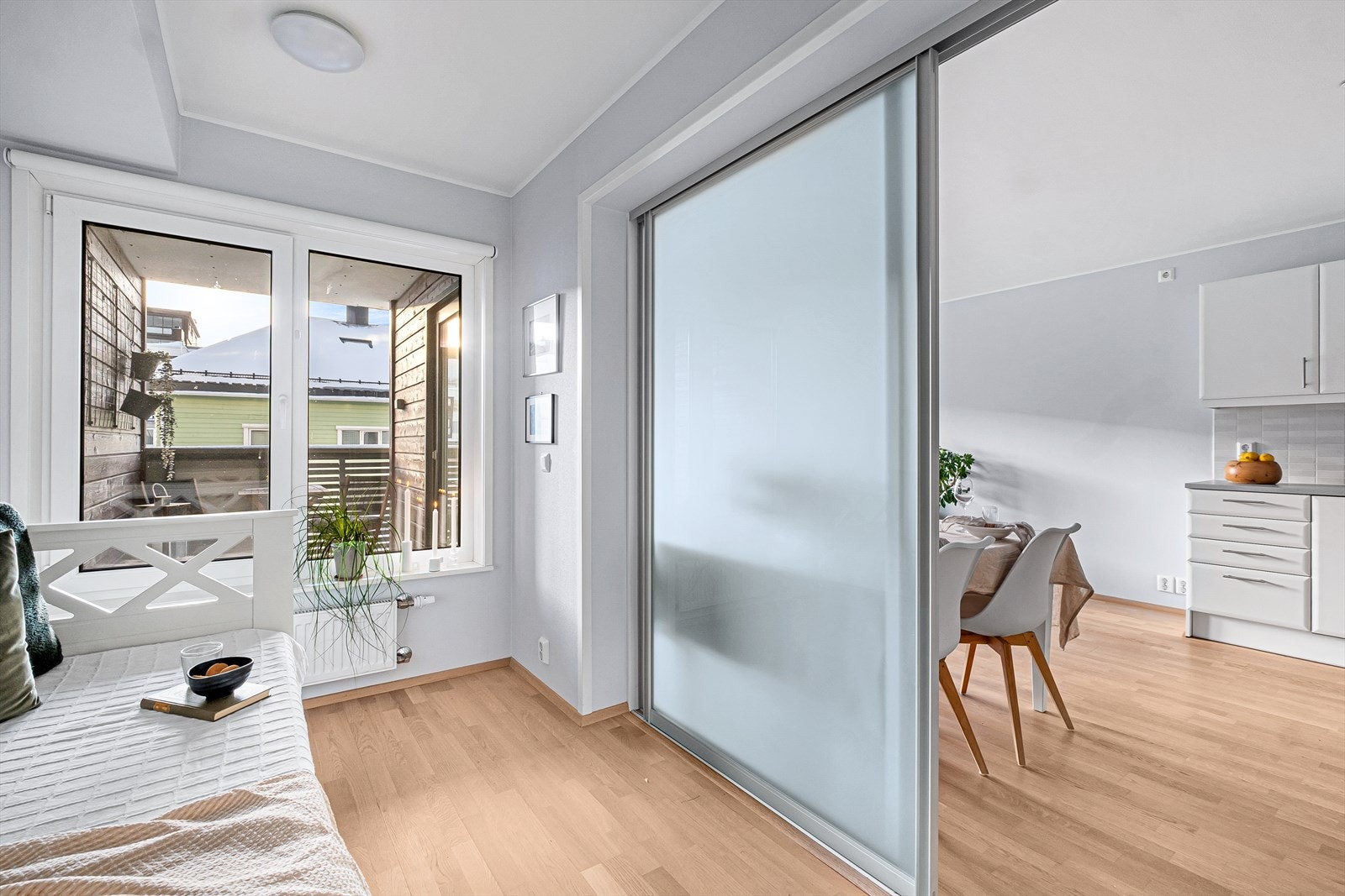 Soverom II - Det andre soverommet har adkomst fra stuen, via frostet skyvedør Galleribilde