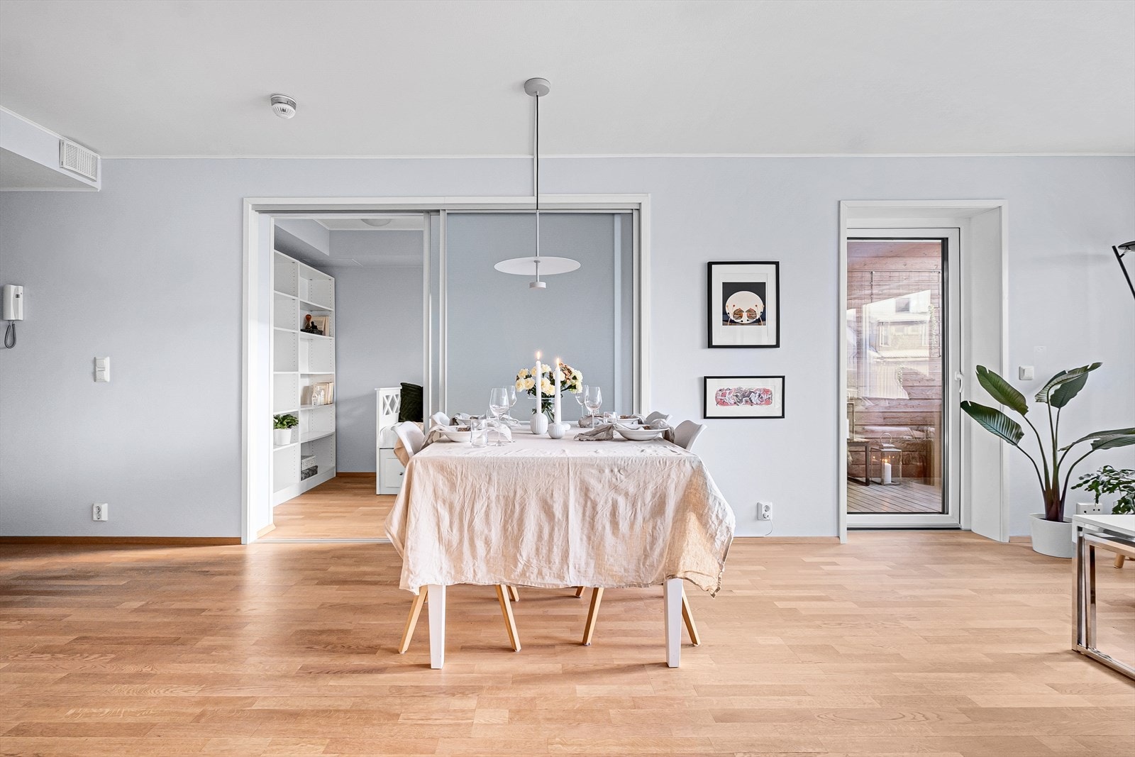 Spisestuen er praktisk plassert mellom kjøkkenet og sofakroken - Det er klargjort for taklampe over (lampe medfølger ikke) Galleribilde