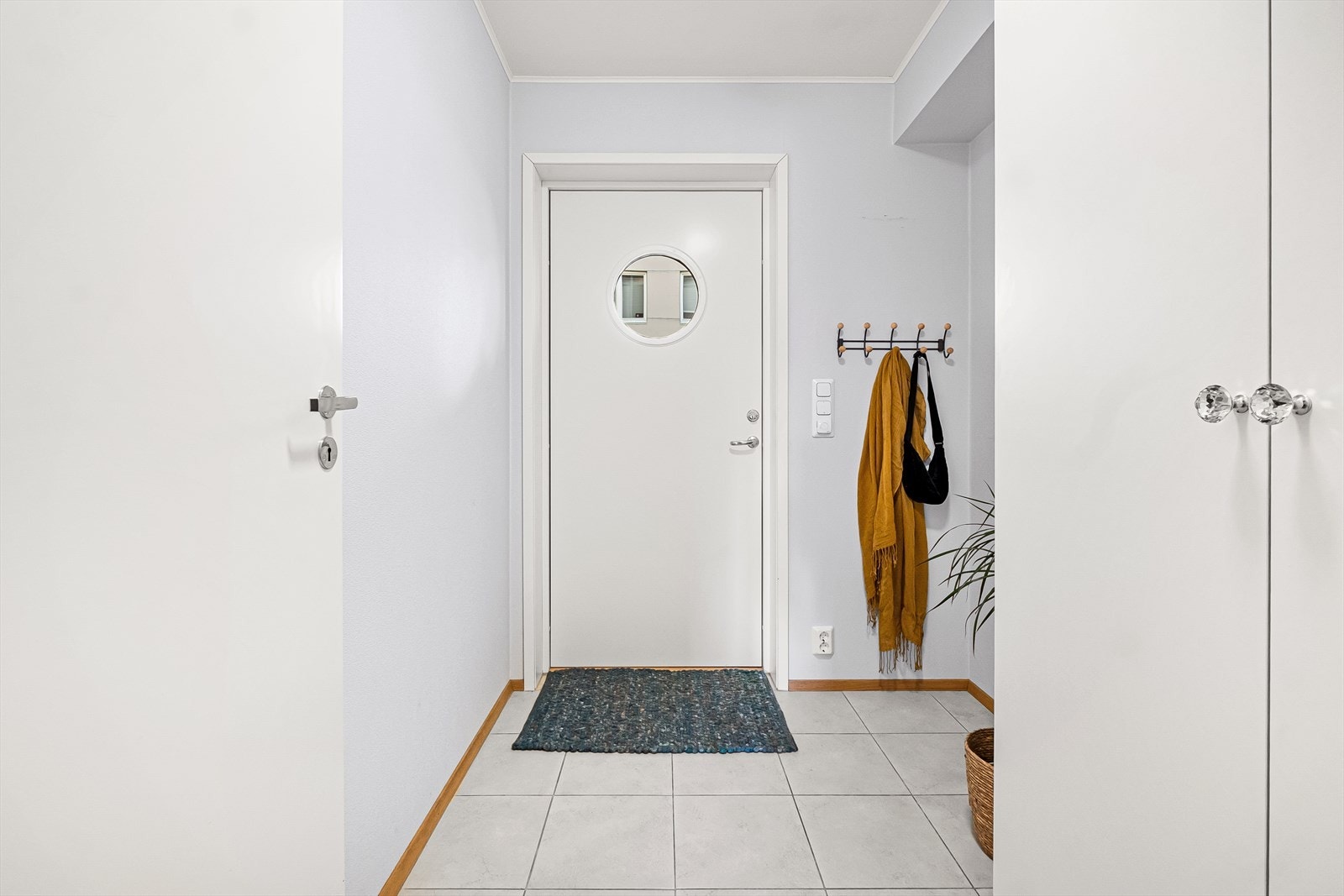 Du ønskes velkommen inn i en hyggelig flislagt entré utstyrt med både garderobeskap og knaggrekke Galleribilde