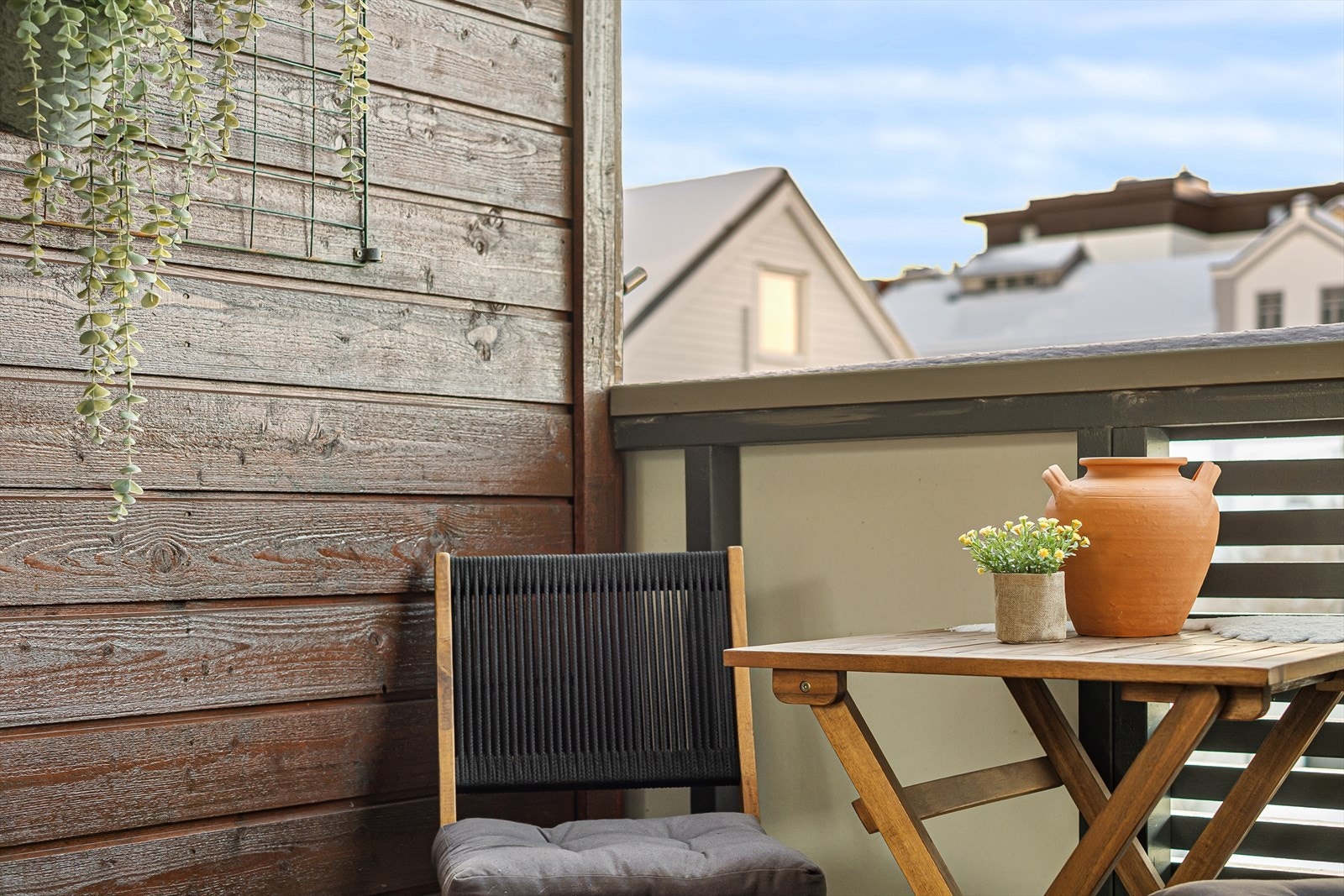 Du får fint plass til et par stoler med tilhørende bord Galleribilde