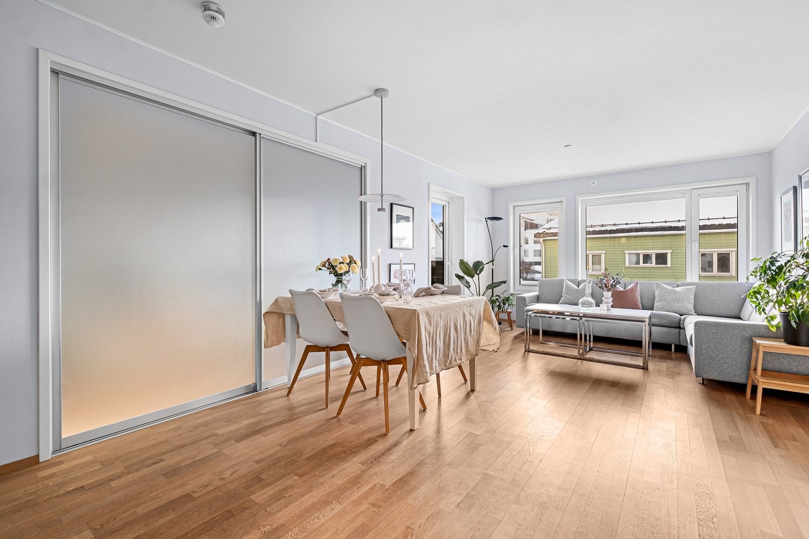 Stuen har en møbleringsvennlig utforming som gir plass til både sofakrok og spisegruppe Galleribilde