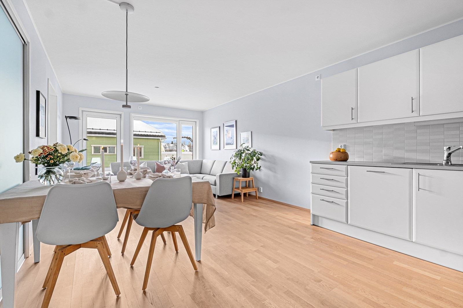 En får fint plass til spisebord til 4-6 personer, alt etter behov Galleribilde