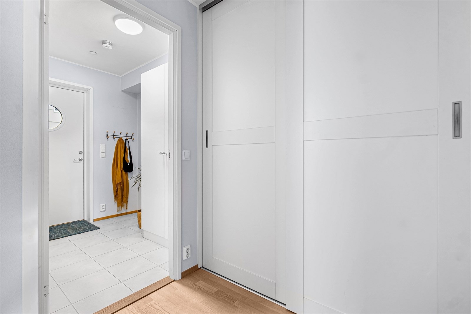Også i mellomgangen innenfor er det lagringsplass med en romslig skyvedørsgarderobe Galleribilde