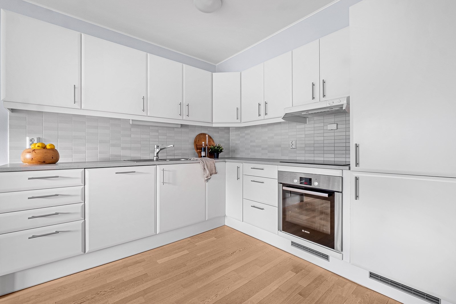 Det er mye oppbevaringsplass med både skap og skuffer - Videre er det praktisk plasserte stikkontakter og belysning under overskapene Galleribilde