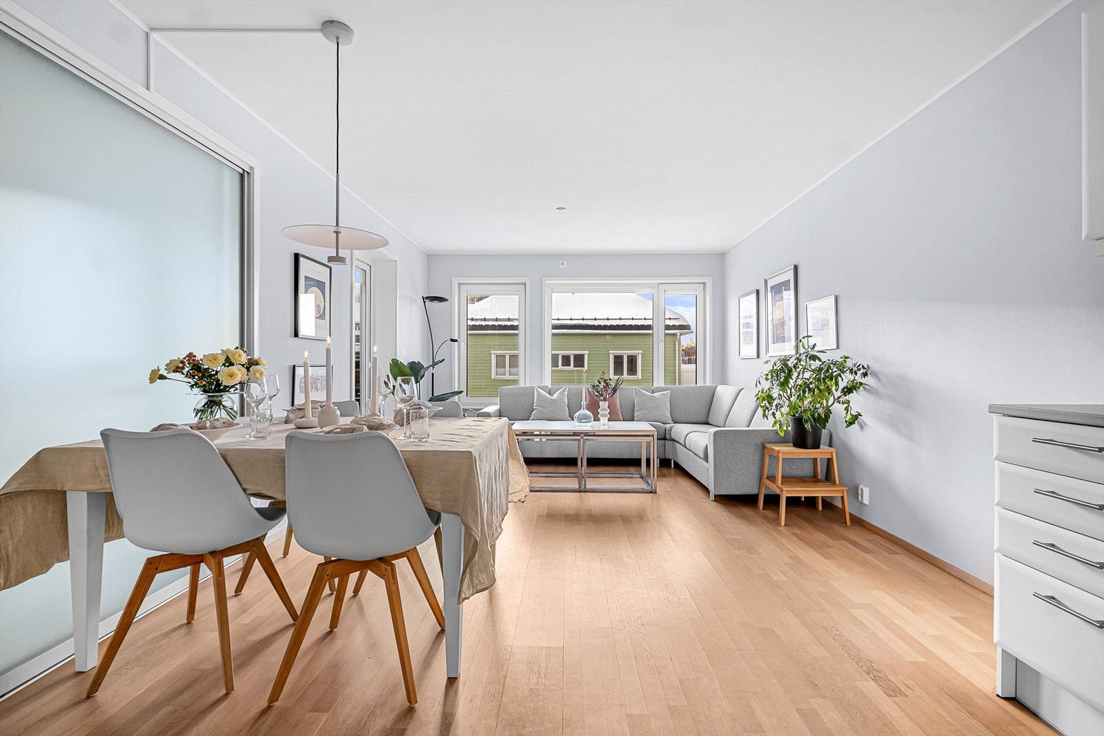 Det er enkel oppvarming med vannbåren varme via radiatorer og leiligheten har balansert ventilasjon som sørger for godt inneklima Galleribilde