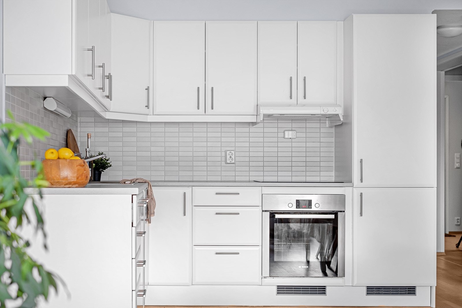 De integrerte hvitevarene medfølger og består av stekeovn, koketopp, oppvaskmaskin og kombiskap kjøl/frys Galleribilde