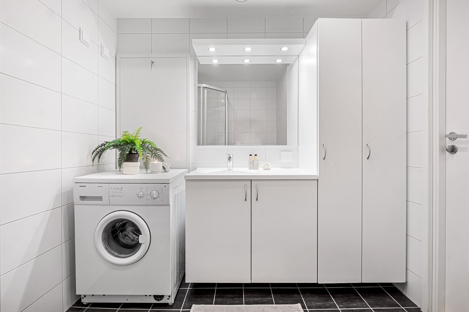 Innredningen består av servant med skap under, høyskap på siden og speil med belysning over Galleribilde