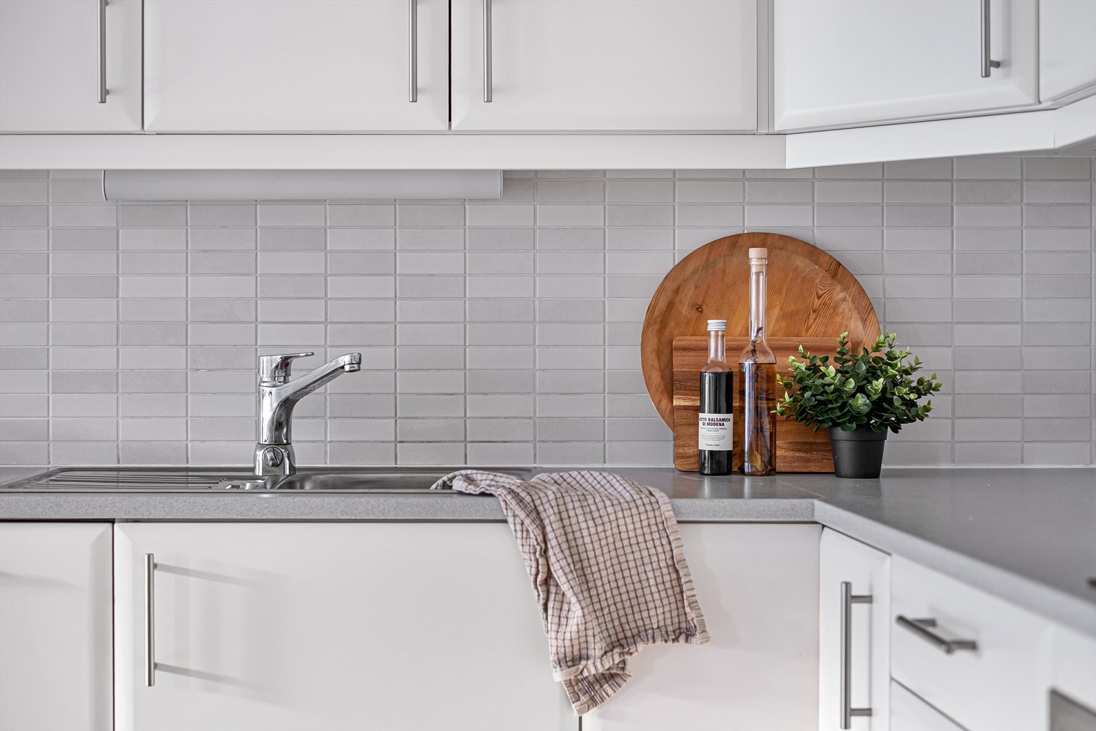 Av tekniske løsninger er det kjøkkenventilator med avtrekk ut og komfyrvakt Galleribilde