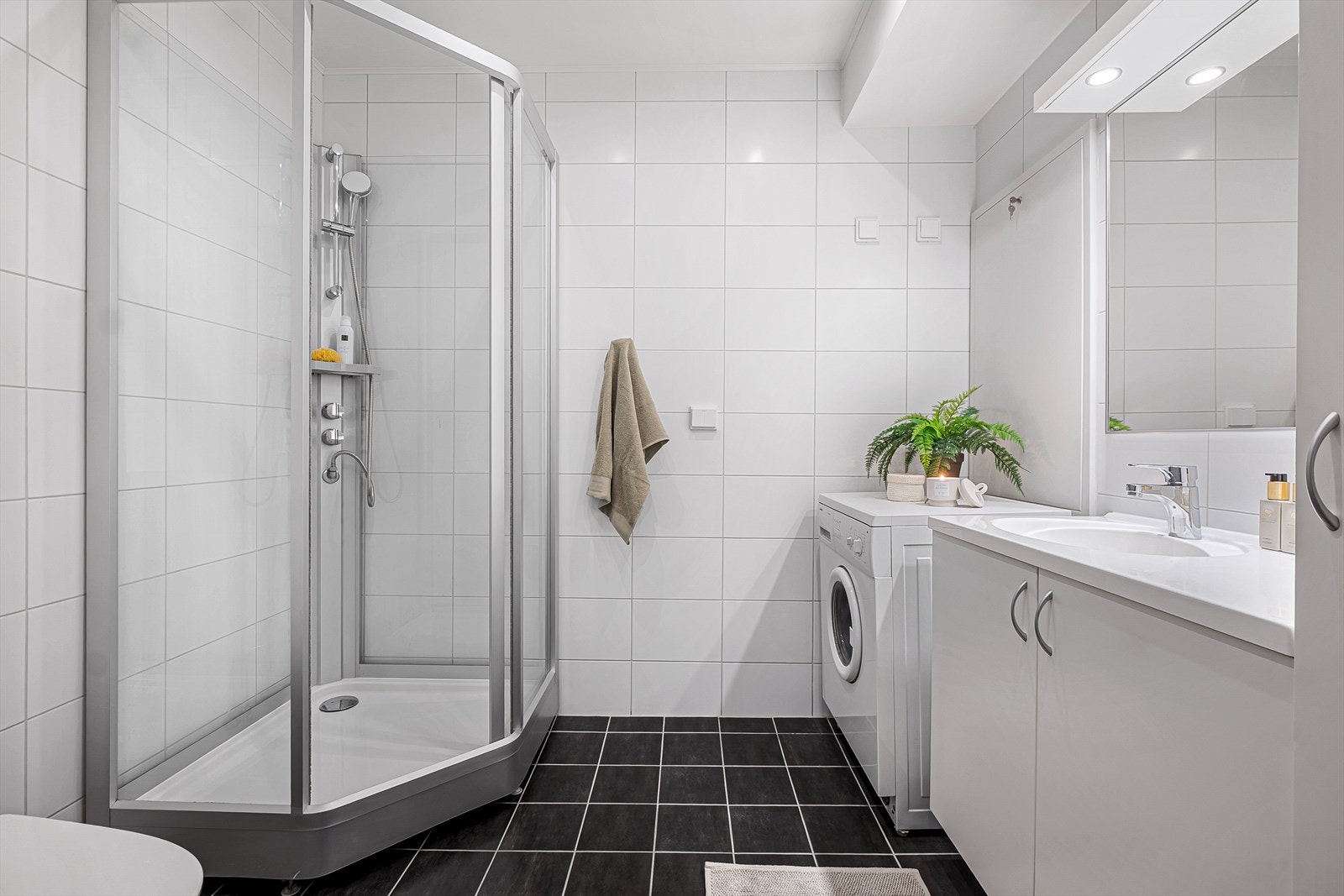 Her finner du dusjkabinett, toalett, baderomsinnredning og opplegg for vaskemaskin Galleribilde