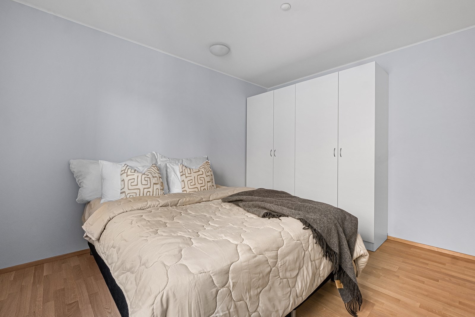 Soverom I - Rommet har god oppbevaringsplass med to doble garderobeskap Galleribilde