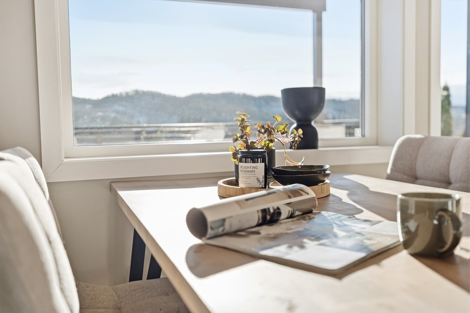 Flott utsikt fra spisestuen ved kjøkkenet. Galleribilde