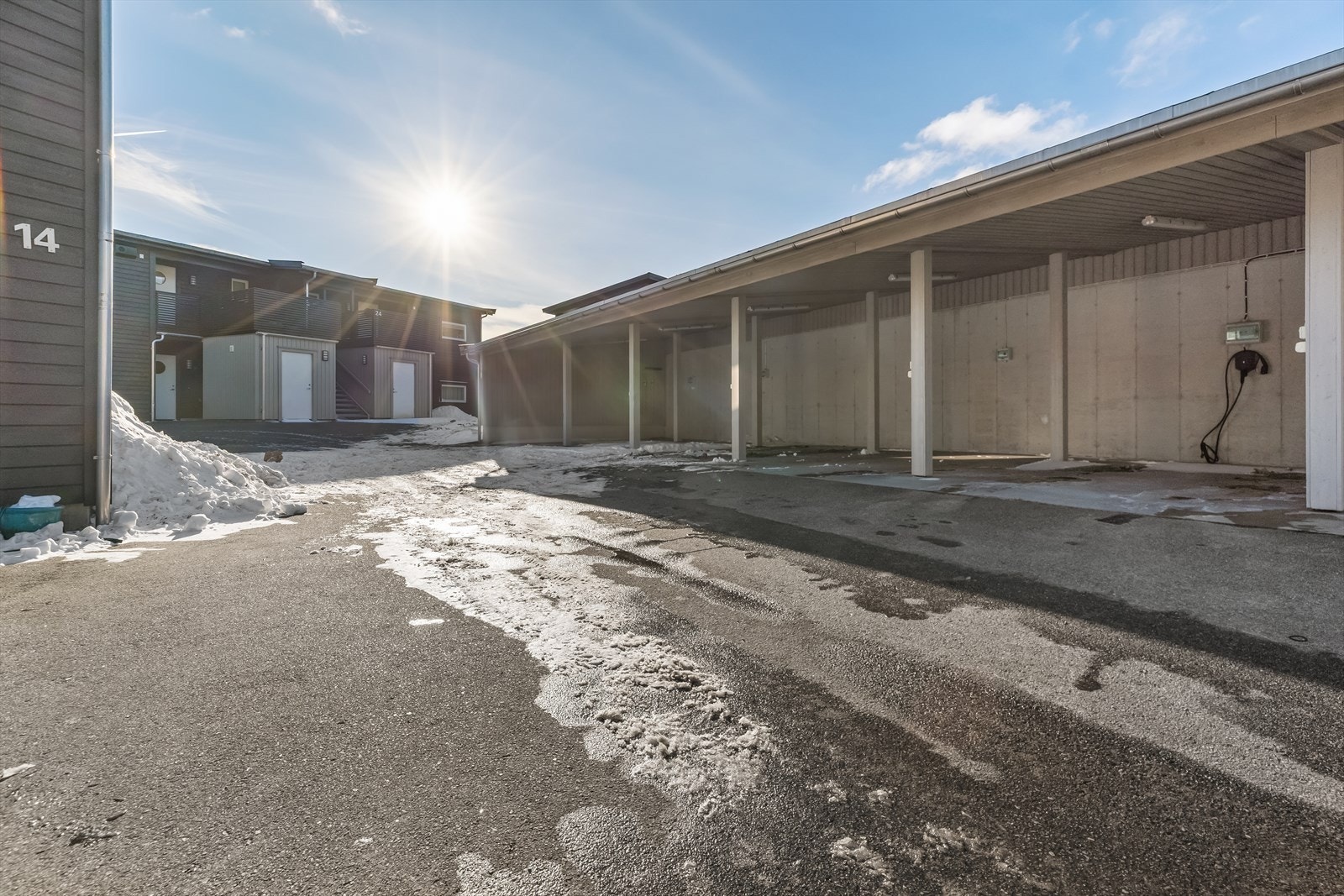 Utvendig bod og carport medfølger. Galleribilde