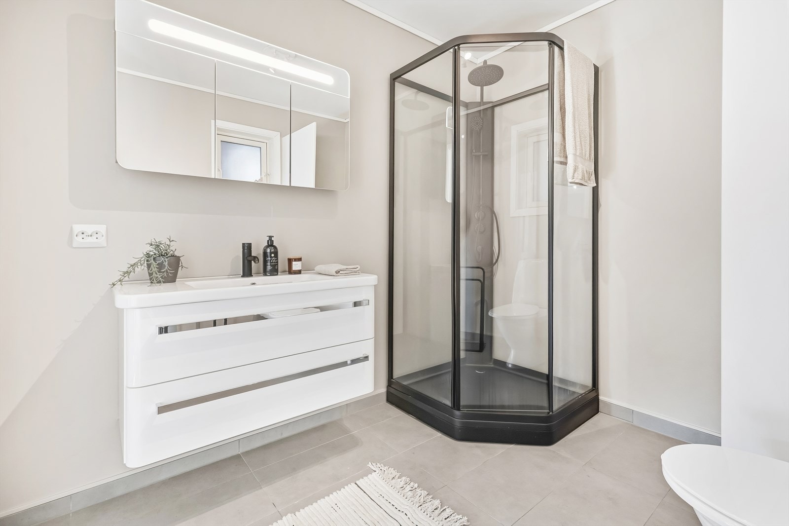 Bad/vaskerom er utstyrt med servant, wc og dusjkabinett. Galleribilde