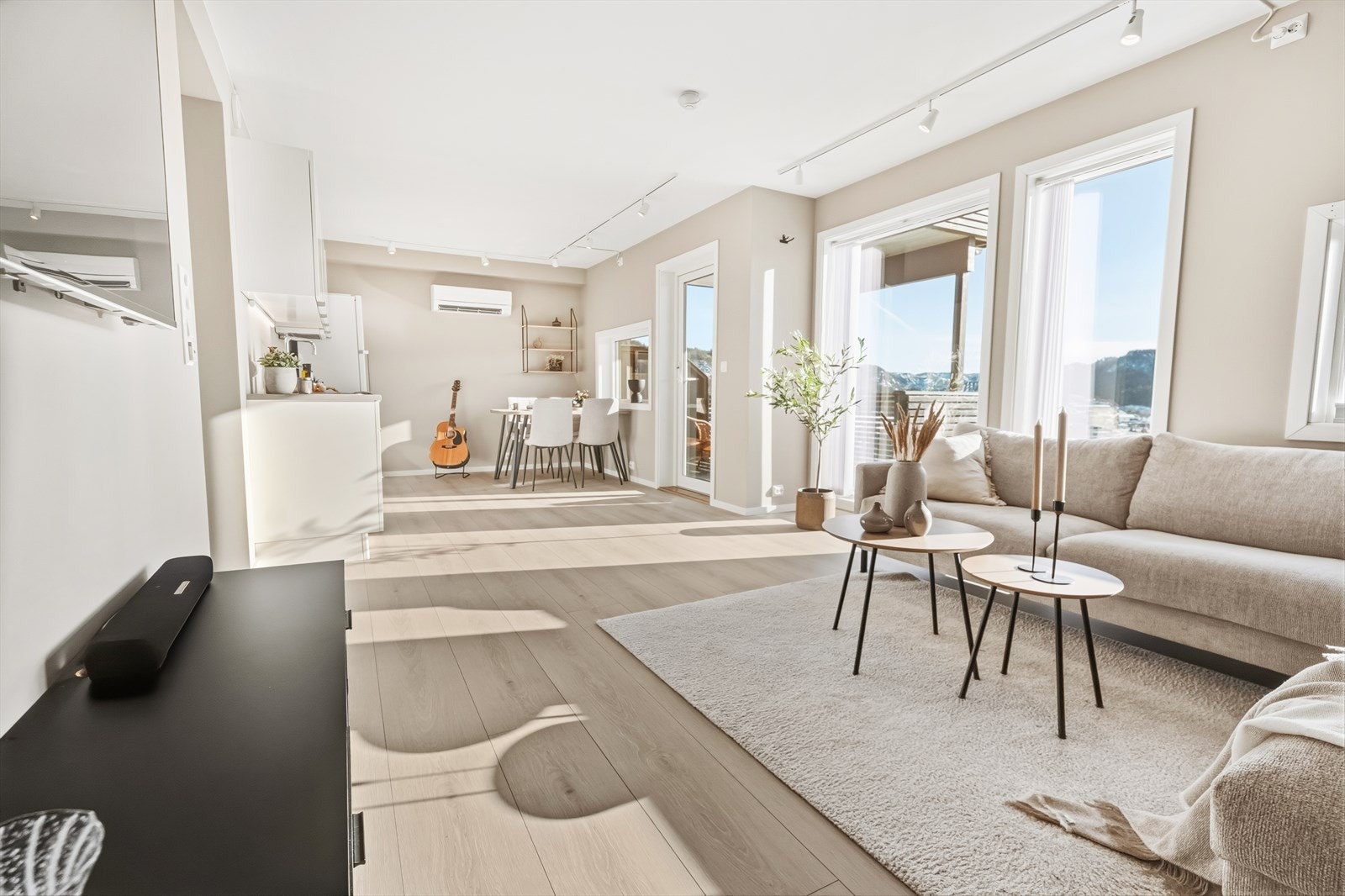 Det er lagt Alloc laminatgulv i stue/kjøkken og på soverom. Galleribilde