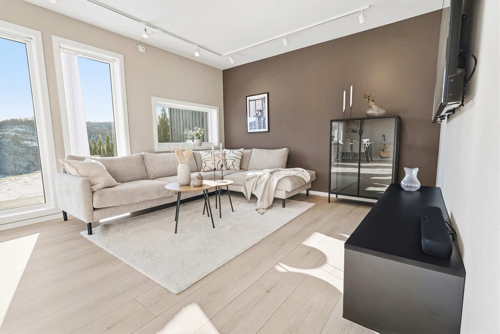 Leiligheten er malt i lune og moderne fager med listefritt tak i stue/kjøkken. Galleribilde