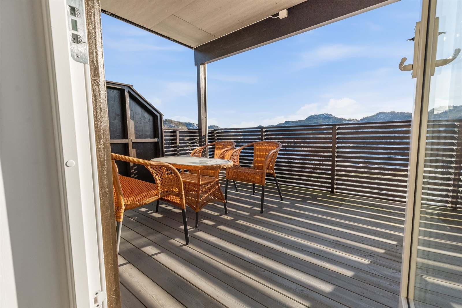 Delvis overbygget terrasse i front med flott utsikt! Galleribilde