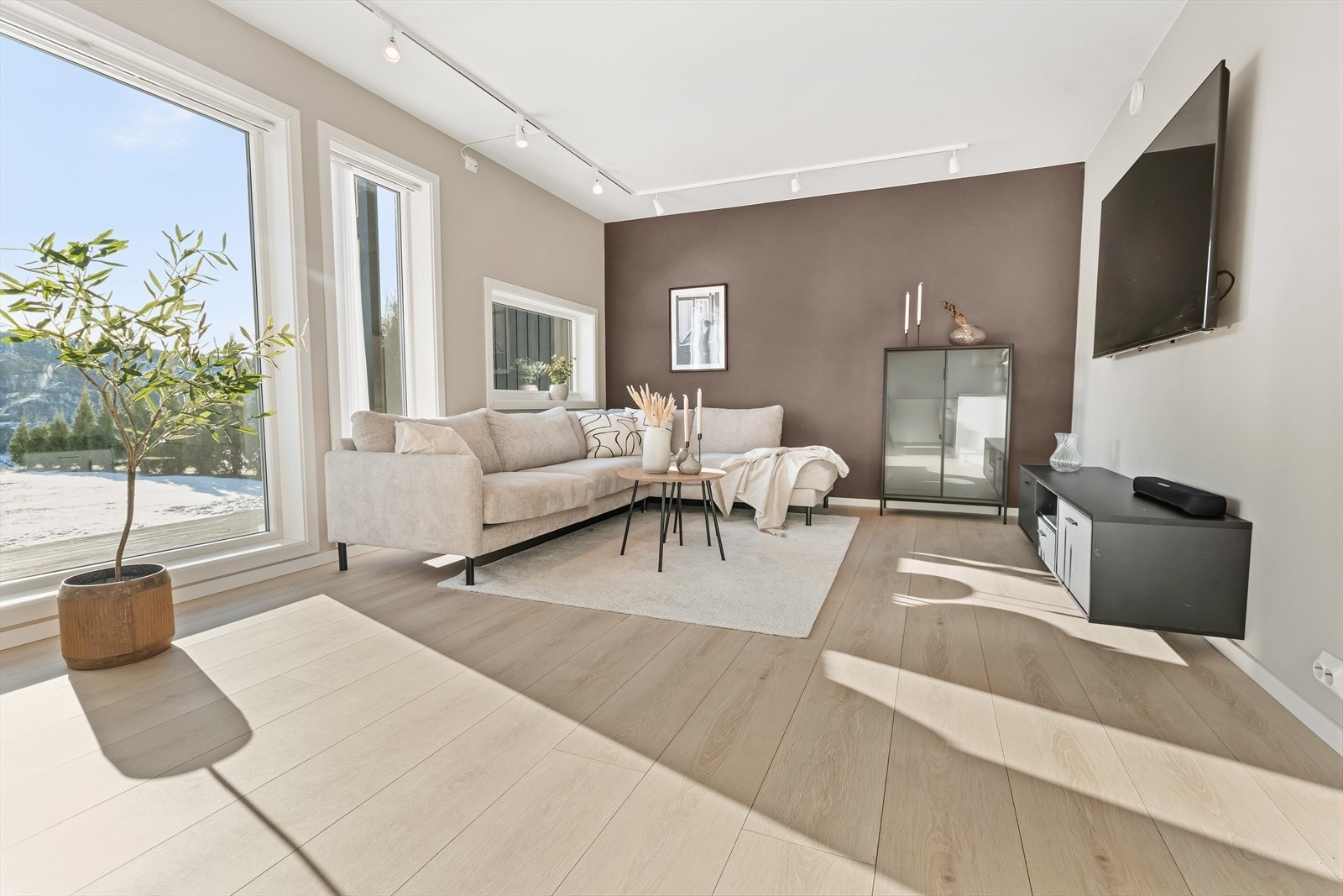 Store vindusflater i fornt gir gode lysforhold i leiligheten. Galleribilde